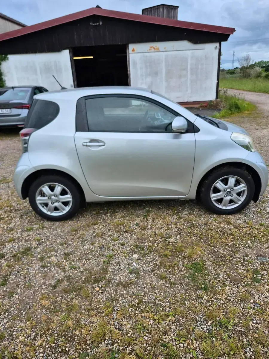 Gebraucht Toyota iQ 68 PS (50 kW) 2009 Silber Kleinwagen