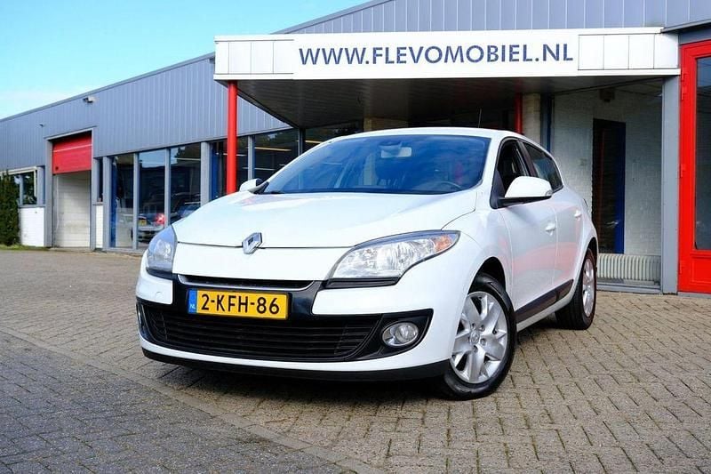 Weiß Gebraucht 2013 Renault Mégane III Expression Limousine | 3.950 € (Guter Preis) - Bild 1/4
