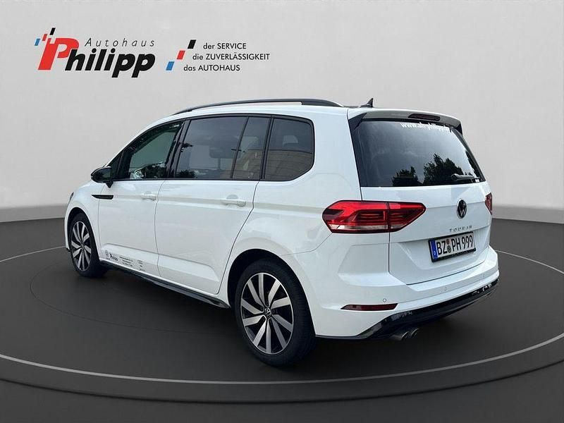 Gebraucht VW Touran Highline 150 PS (110 kW) 2022 Weiß Van / Kleinbus