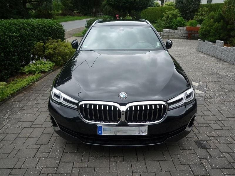 Schwarz Gebraucht 2020 BMW 520 Luxury Line Kombi | 34.100 € (Fairer Preis) - Bild 1/4
