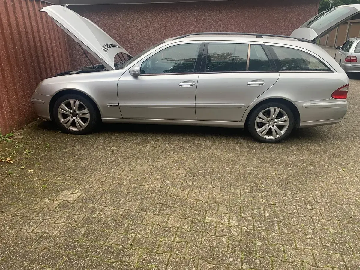 Gebraucht Mercedes E220 150 PS (110 kW) 2003 Silber Kombi