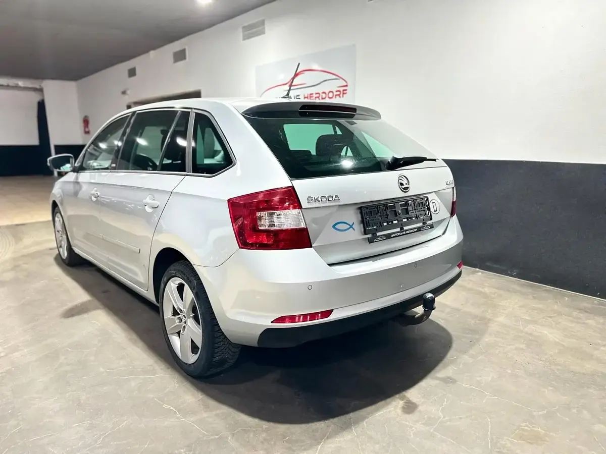 Gebraucht Skoda Rapid Joy 125 PS (91 kW) 2016 Silber Kleinwagen