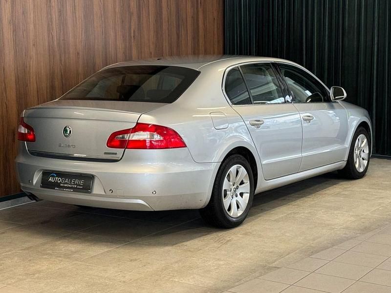 Gebraucht Skoda Superb GreenLine 105 PS (77 kW) 2013 Silber Limousine