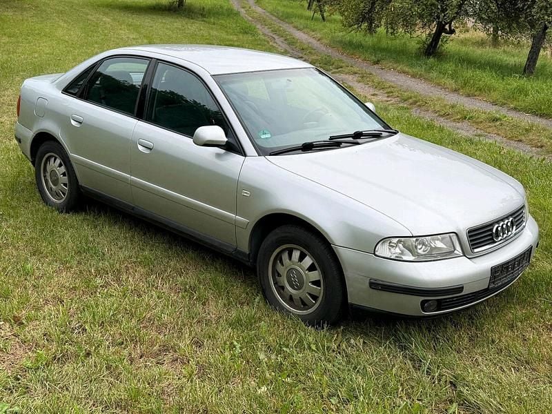 Grau Gebraucht 2000 Audi A4 Limousine | 1.200 € (Guter Preis) - Bild 1/4
