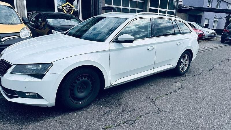 Weiß Gebraucht 2017 Skoda Superb Ambition Kombi | 5.990 € - Bild 1/4