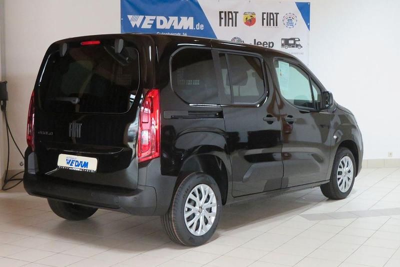 Neu Fiat Doblò 131 PS (96 kW) 2025 Cinema schwarz Van / Kleinbus