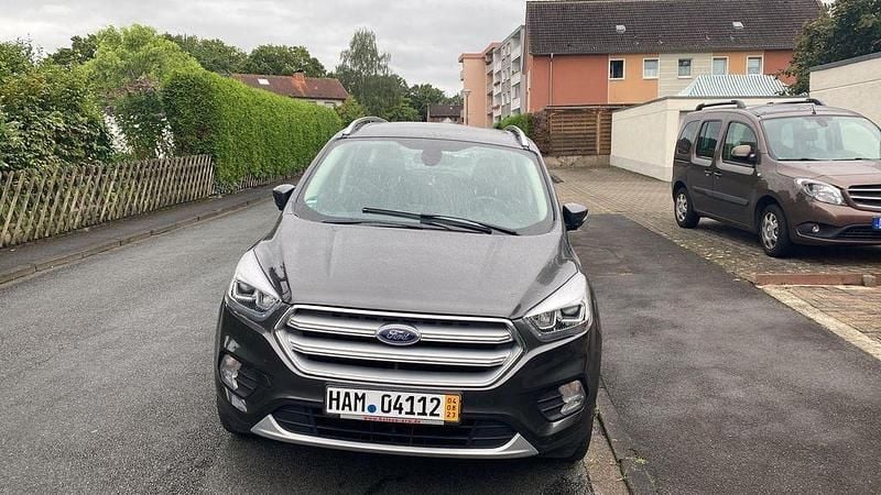 Grau Gebraucht 2019 Ford Kuga Cool & Connect SUV | 16.500 € (Fairer Preis) - Bild 1/4