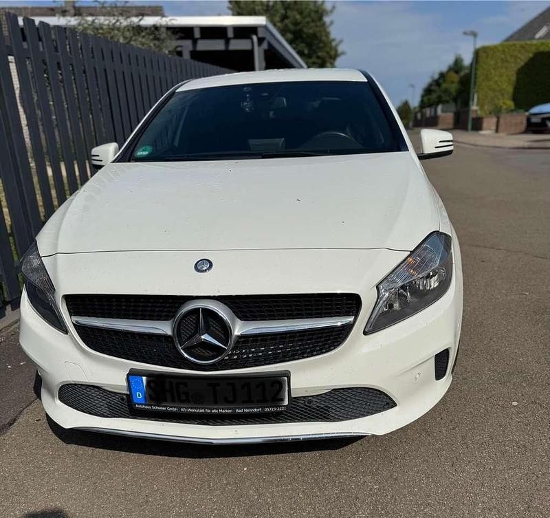 Weiß Gebraucht 2016 Mercedes A180 Edition Kleinwagen | 15.900 € (Teuer) - Bild 1/4