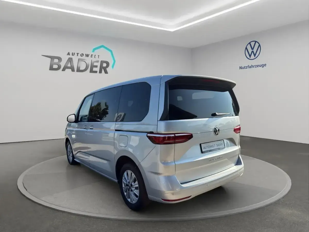 Gebraucht VW Multivan Life 150 PS (110 kW) 2024 Silber Van / Kleinbus