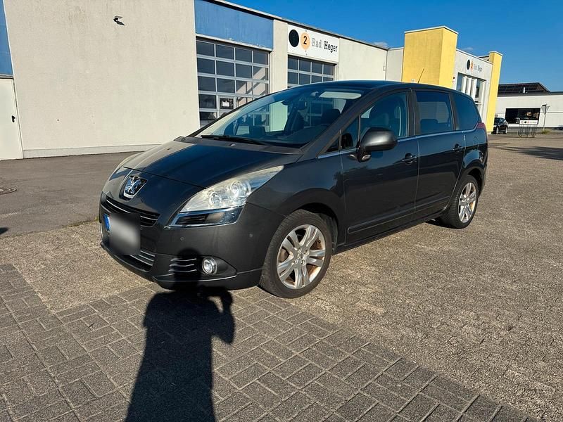 Grau Gebraucht 2010 Peugeot 5008 Van / Kleinbus | 1.950 € (Superpreis) - Bild 1/4