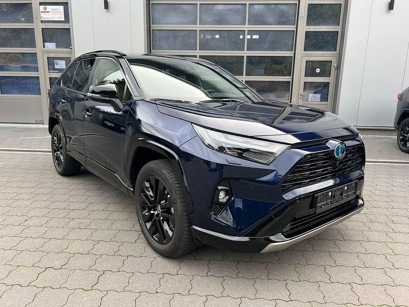 Dark blue metallic 8x8 / schwa Gebraucht 2025 Toyota RAV4 Hybrid Style SUV | 39.390 € (Superpreis) - Bild 1/4