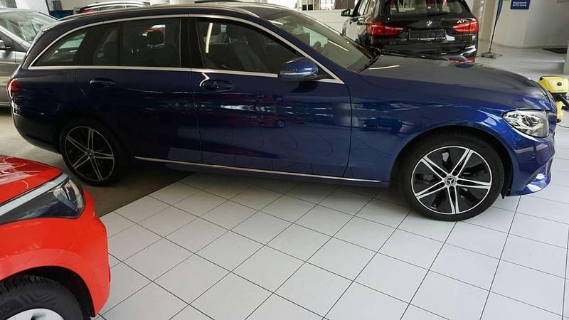 Gebraucht Mercedes C300e 211 PS (155 kW) 2020 Brillantblau Kombi