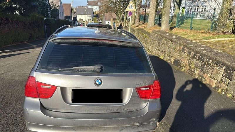 Gebraucht BMW 318 143 PS (105 kW) 2010 Grau Kombi