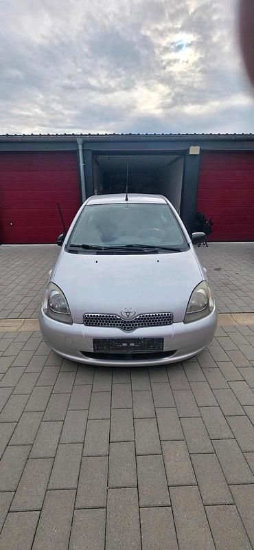 Grau Gebraucht 2002 Toyota Yaris Kleinwagen | 1.000 € (Fairer Preis) - Bild 1/4