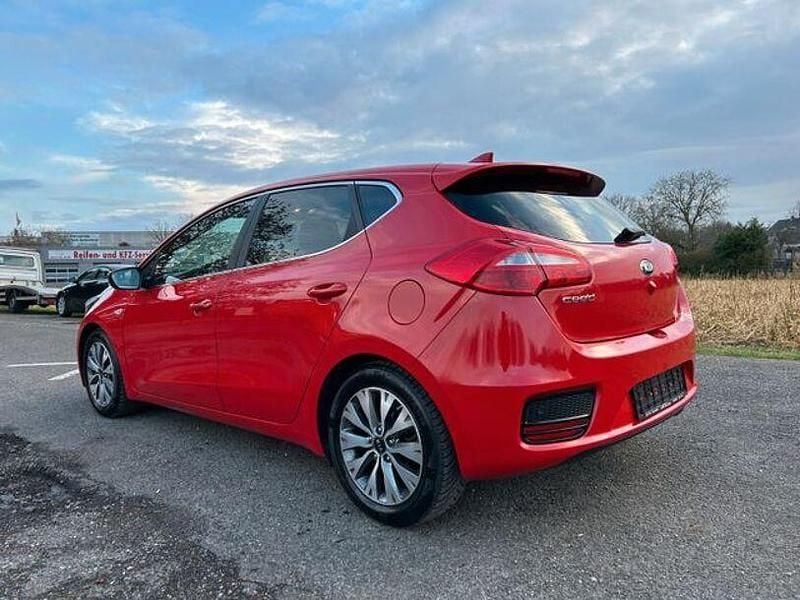 Gebraucht Kia Ceed DREAM-TEAM Edition 99 PS (72 kW) 2017 Rot Kleinwagen