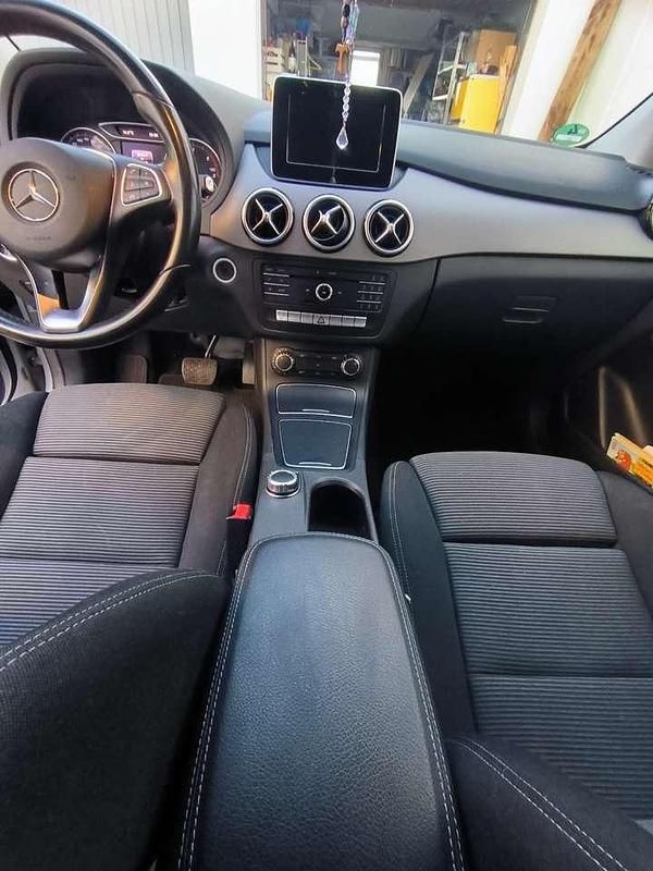 Silber Gebraucht 2015 Mercedes 200 Urban Kombi | 14.900 € (Fairer Preis) - Bild 1/4