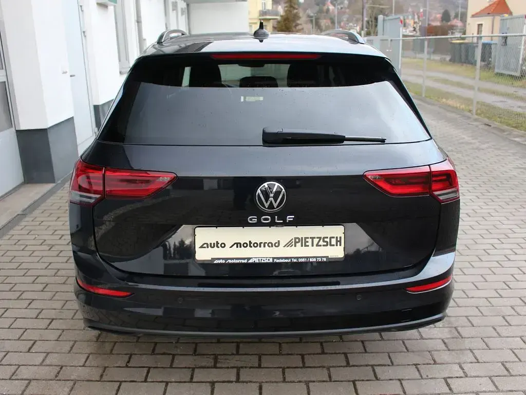 Gebraucht VW Golf VIII Life 150 PS (110 kW) 2022 Deep black Kombi