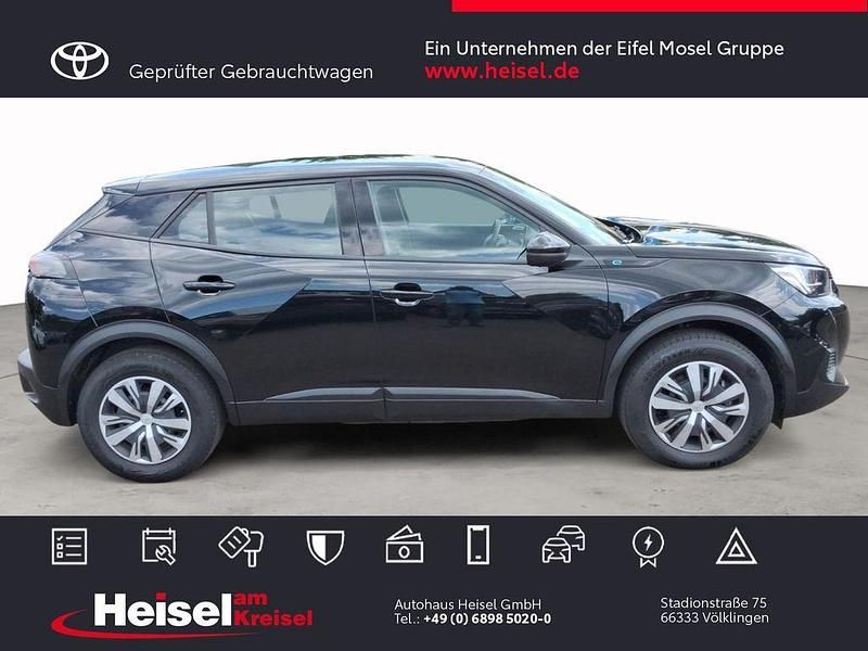 Gebraucht Peugeot e-2008 Active 100 kW (136 PS) 2022 Perla nera schwarz SUV
