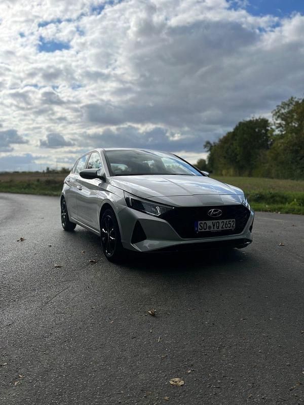 Silber Gebraucht 2023 Hyundai i20 Trend Kleinwagen | 15.999 € (Guter Preis) - Bild 1/4