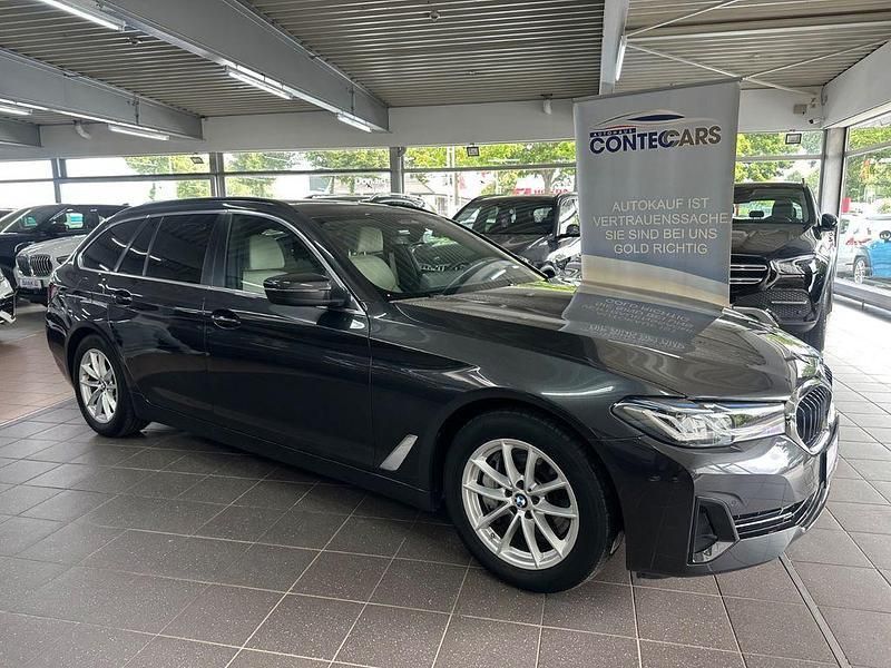 Grau Gebraucht 2023 BMW 530 Shadowline Kombi | 42.999 € (Fairer Preis) - Bild 1/4
