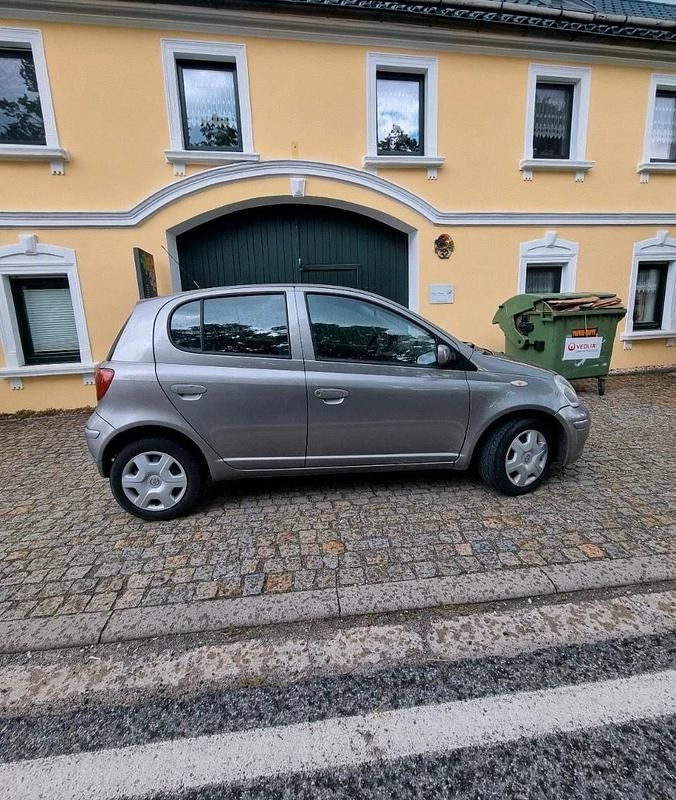 Grau Gebraucht 2004 Toyota Yaris Kleinwagen | 2.100 € (Fairer Preis) - Bild 1/4