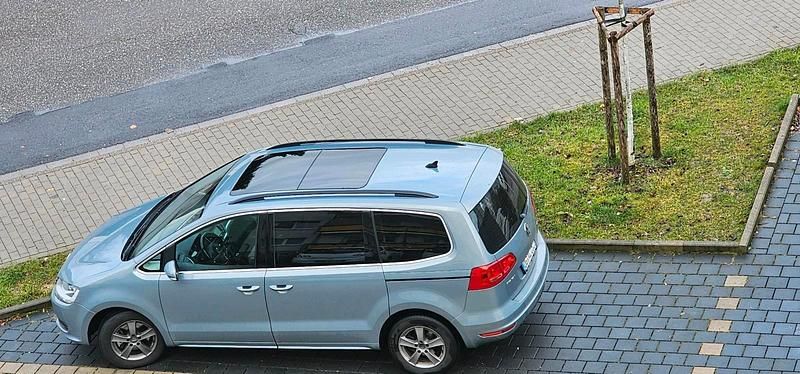 Second-hand VW Sharan 140 CP (102 kW) 2010 Gri Monovolum