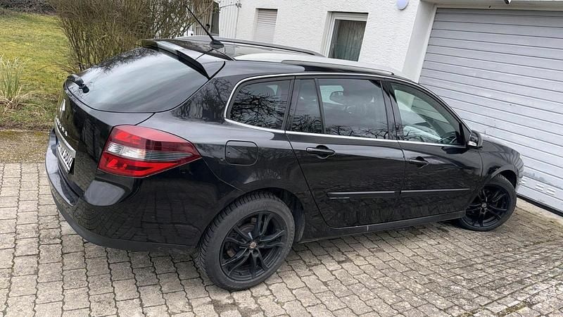 Gebraucht Renault Laguna III 146 PS (107 kW) 2013 Schwarz Kombi