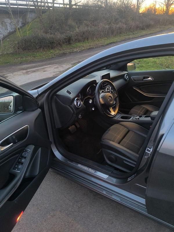 Gebraucht Mercedes A200 Urban 156 PS (114 kW) 2017 Grau Limousine