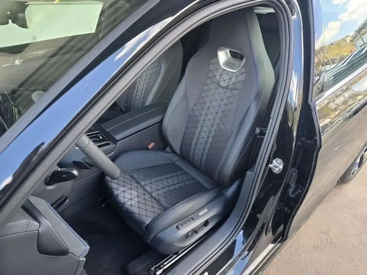 Gebraucht VW Passat R-line 265 PS (194 kW) 2026 Schwarz Kombi