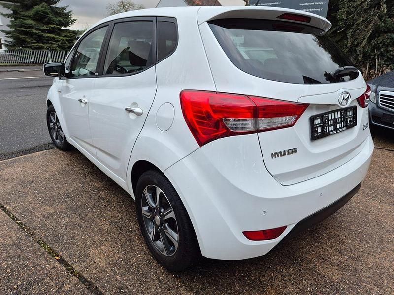 Gebraucht Hyundai ix20 Passion 90 PS (66 kW) 2017 Weiß Kleinwagen
