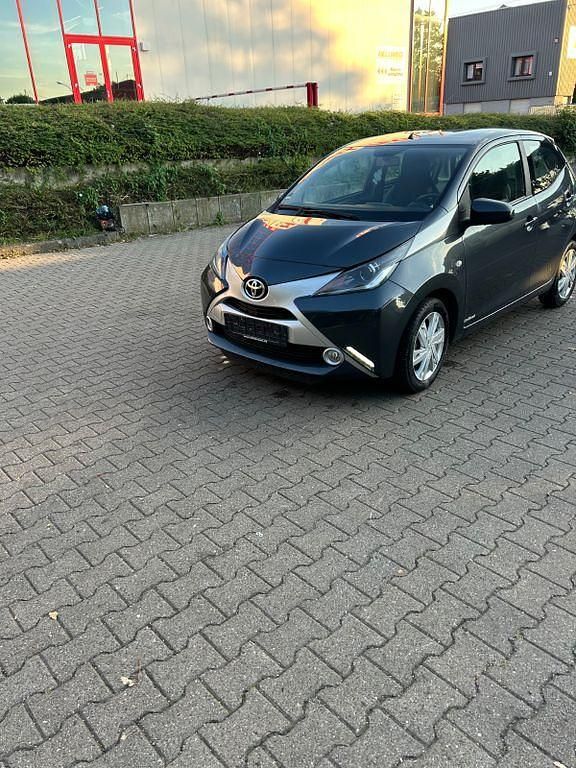 Grau Gebraucht 2016 Toyota Aygo Kleinwagen | 7.100 € (Guter Preis) - Bild 1/4