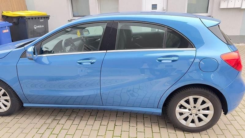Gebraucht Mercedes A180 122 PS (89 kW) 2013 Blau Limousine
