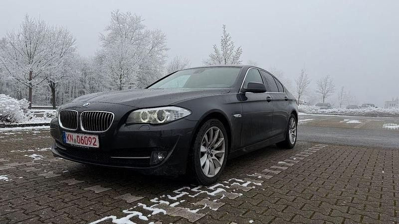 Grau Gebraucht 2011 BMW 528 Sport Line Limousine | 15.950 € (Fairer Preis) - Bild 1/4