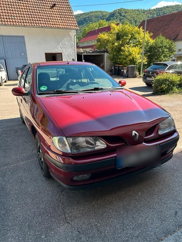 Rot Gebraucht 1997 Renault Mégane Limousine | 700 € - Bild 1/4