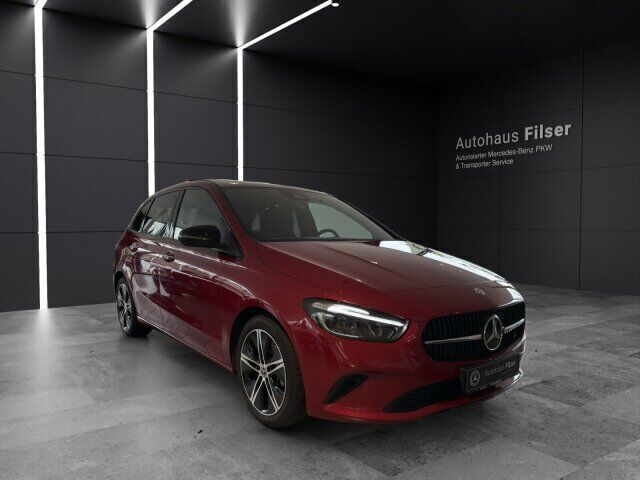 Rot Gebraucht 2024 Mercedes B180 Progressive Van / Kleinbus | 37.823 € - Bild 1/4