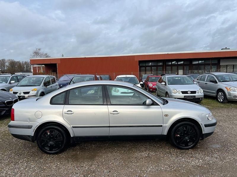 Gebraucht VW Passat Basis 125 PS (91 kW) 1998 Silber Limousine