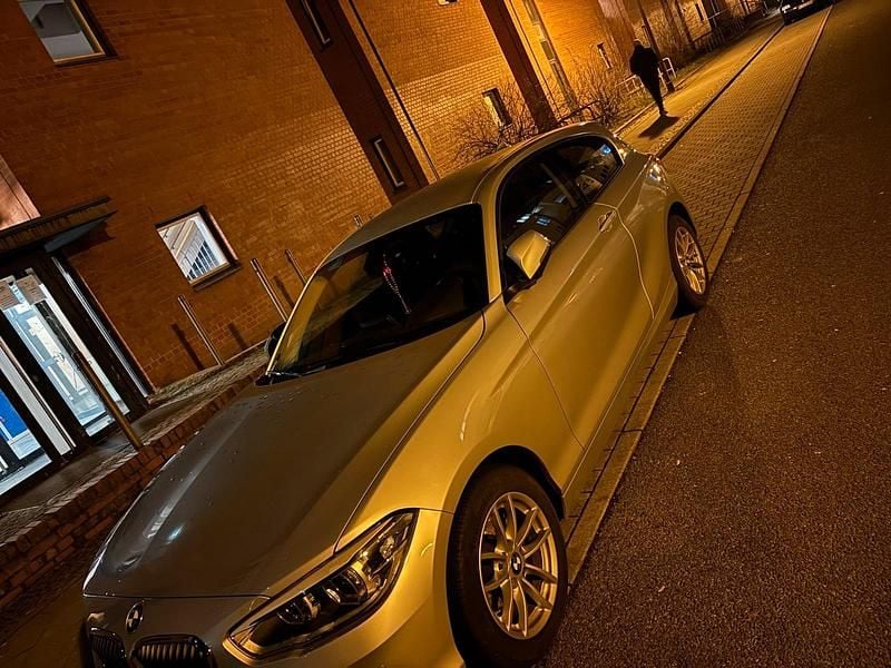 Grau Gebraucht 2016 BMW 118 Kleinwagen | 10.000 € (Superpreis) - Bild 1/1