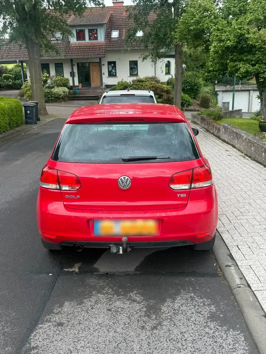 Gebraucht VW Golf VI 105 PS (77 kW) 2011 Rot Kleinwagen