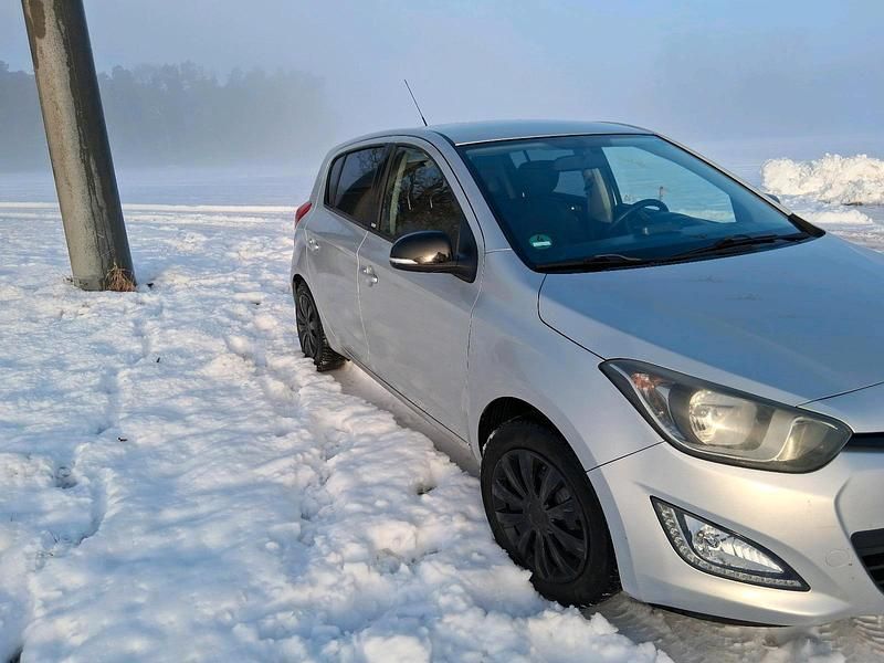 Gebraucht Hyundai i20 82 PS (60 kW) 2014 Silber Kleinwagen