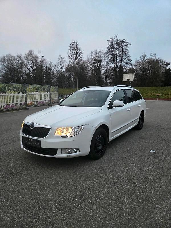 Weiß Gebraucht 2011 Skoda Superb Kombi | 4.590 € (Guter Preis) - Bild 1/3