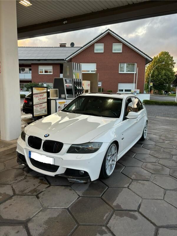 Weiß Gebraucht 2010 BMW 320 M Sport Limousine | 11.590 € - Bild 1/4