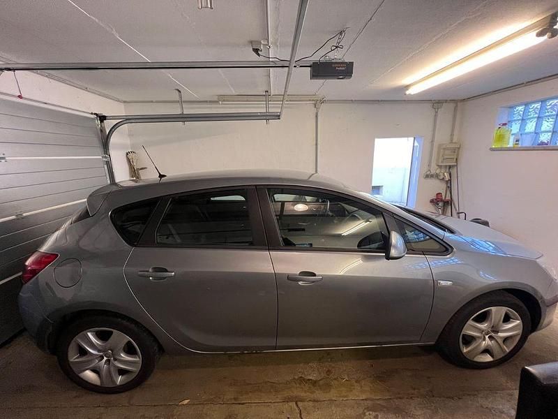 Gebraucht Opel Astra 140 PS (102 kW) 2010 Silber Limousine