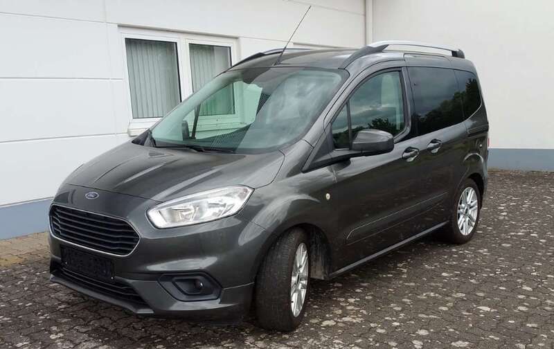 Grau Gebraucht 2019 Ford Tourneo Courier Titanium Van / Kleinbus | 11.900 € (Fairer Preis) - Bild 1/4