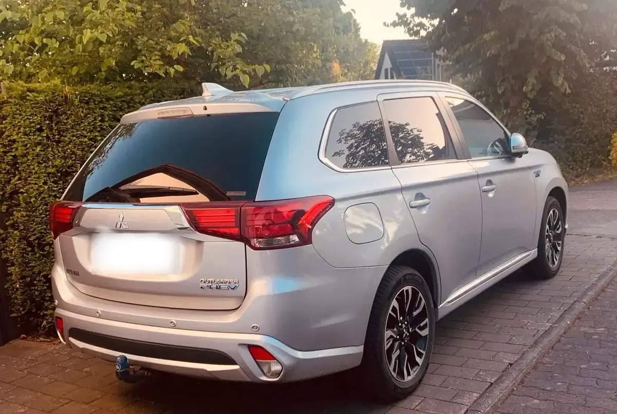 Gebraucht Mitsubishi Outlander P-HEV Top 224 PS (164 kW) 2017 Silber SUV