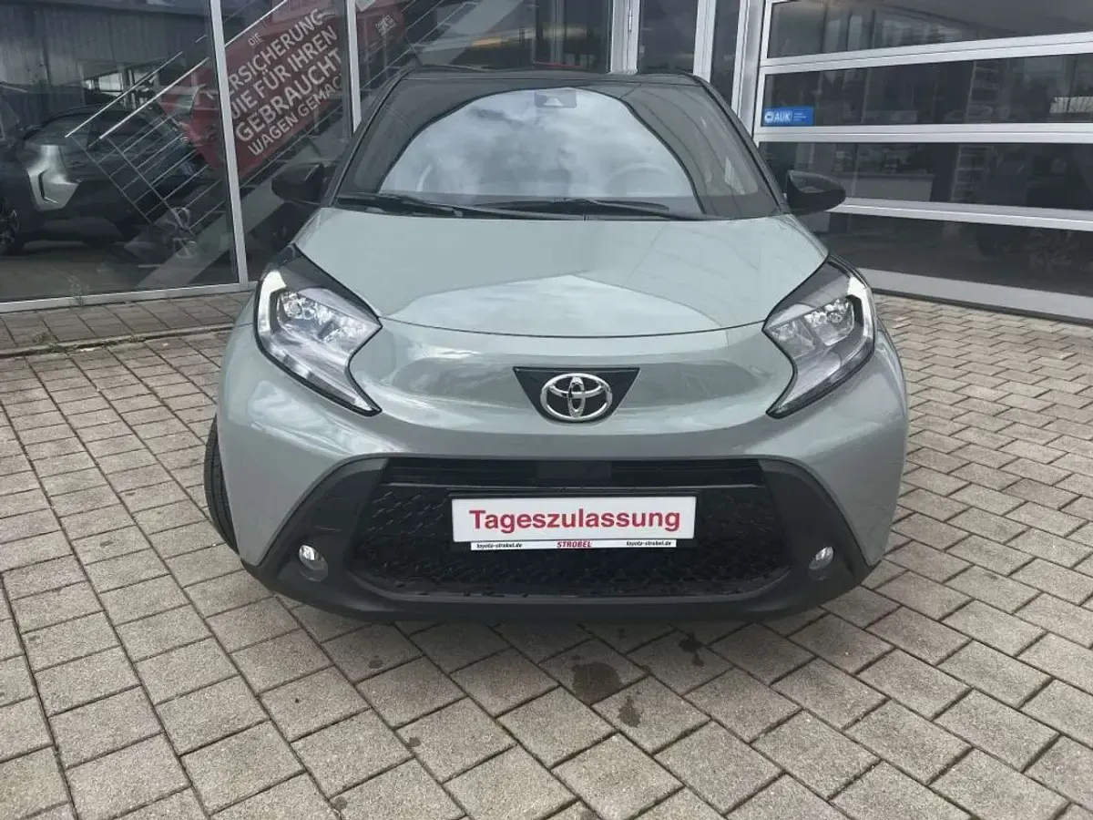 Neu Toyota Aygo X 72 PS (52 kW) 2025 Urban khaki, dach mysticschwar SUV