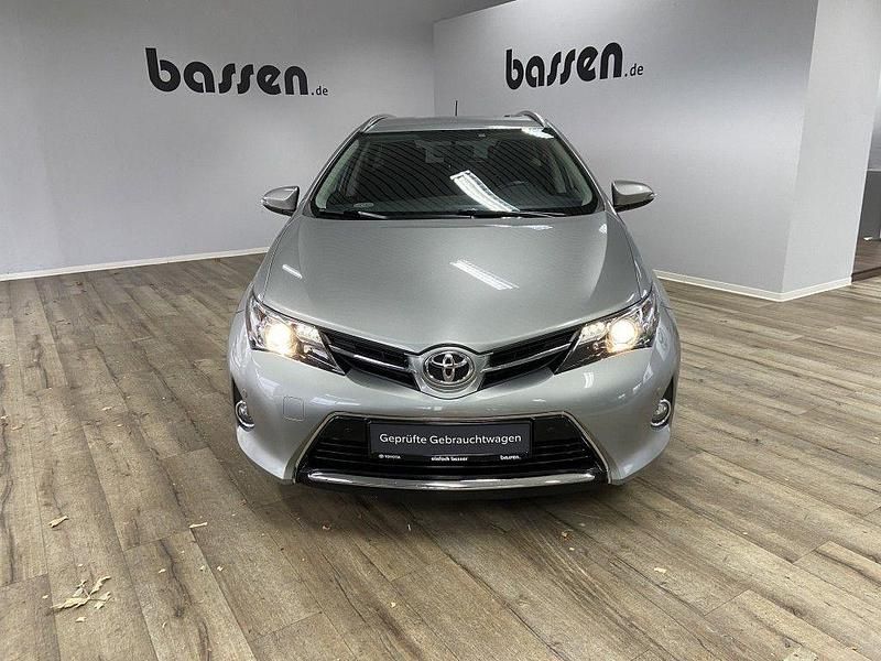 Titansilber mica metallic Gebraucht 2014 Toyota Auris Life+ Kombi | 11.490 € (Fairer Preis) - Bild 1/4