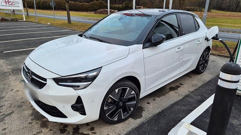 Używany Opel Corsa-e Ultimate 100 kW (136 KM) 2022 Biały Hatchback
