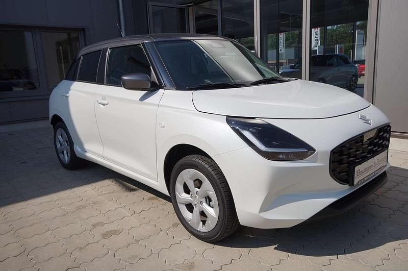 Pure white pearl/dach mineral Gebraucht 2025 Suzuki Swift Comfort Limousine | 22.440 € (Teuer) - Bild 1/4
