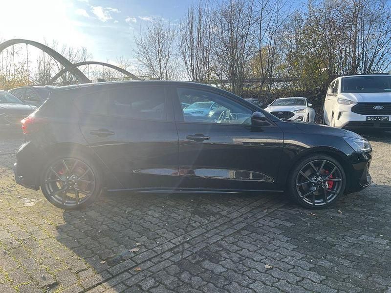 Neu Ford Focus ST 280 PS (205 kW) 2025 Schwarz Limousine