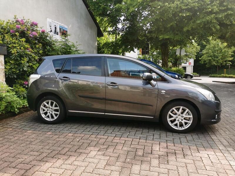 Grau Gebraucht 2010 Toyota Corolla Verso Van / Kleinbus | 11.190 € - Bild 1/4